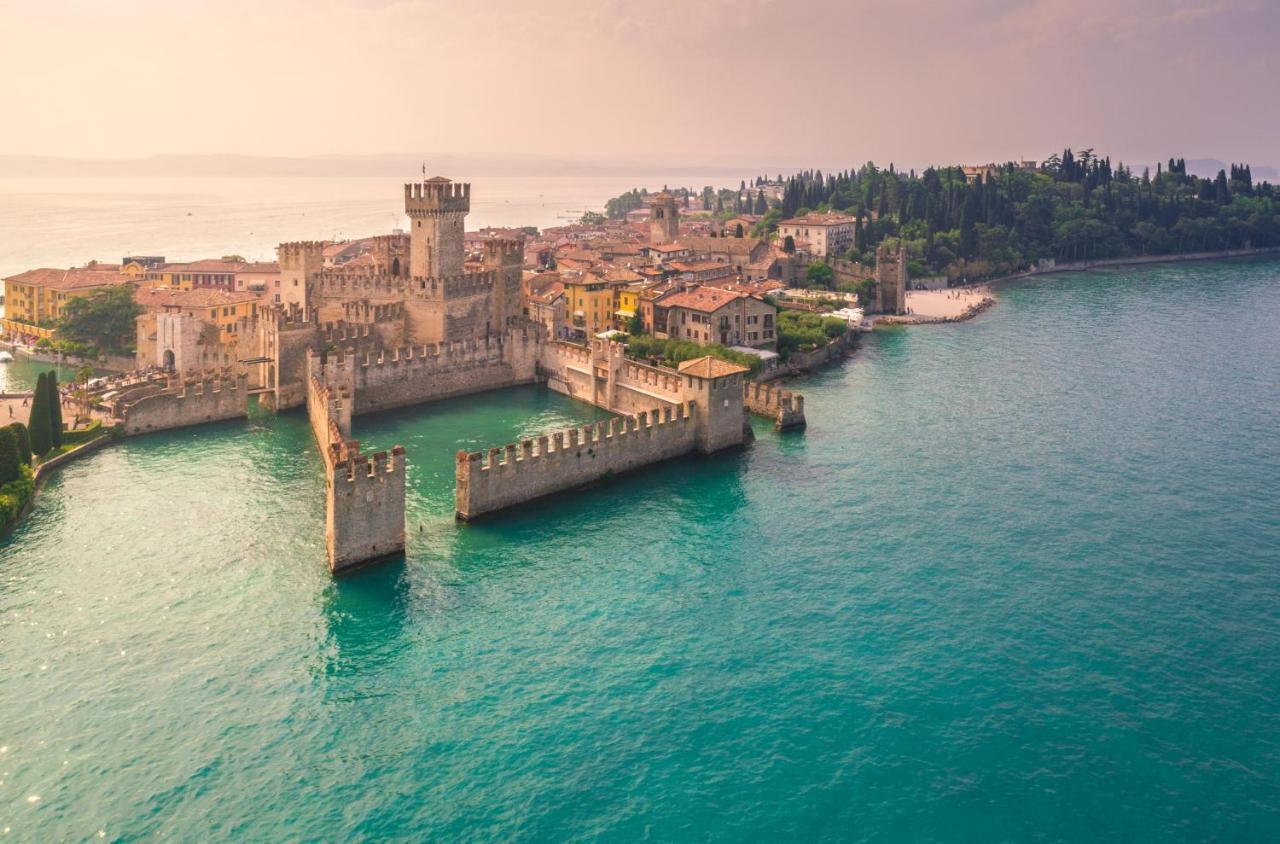 Charming Attic Apartment With Balcony & Swimming Pool Desenzano del Garda Dış mekan fotoğraf